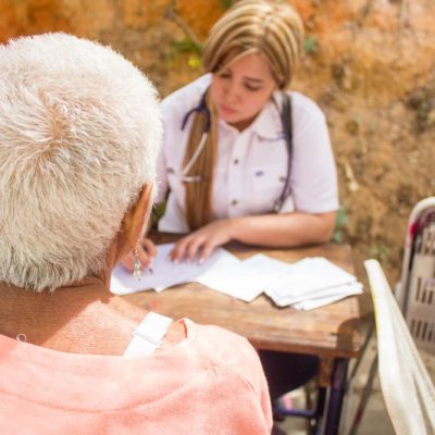 atención-medica-ancianos-esperanza-cambio