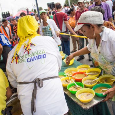 mujer-entregando-sopas-esperanza-cambio