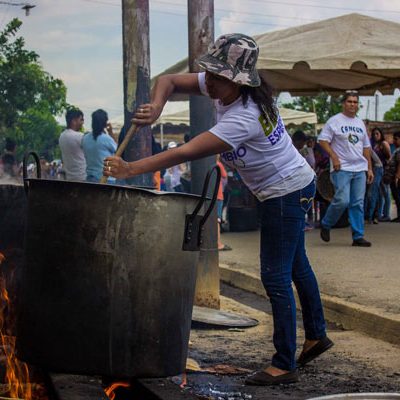 mujer-sopa-comunidad-esperanza-cambio